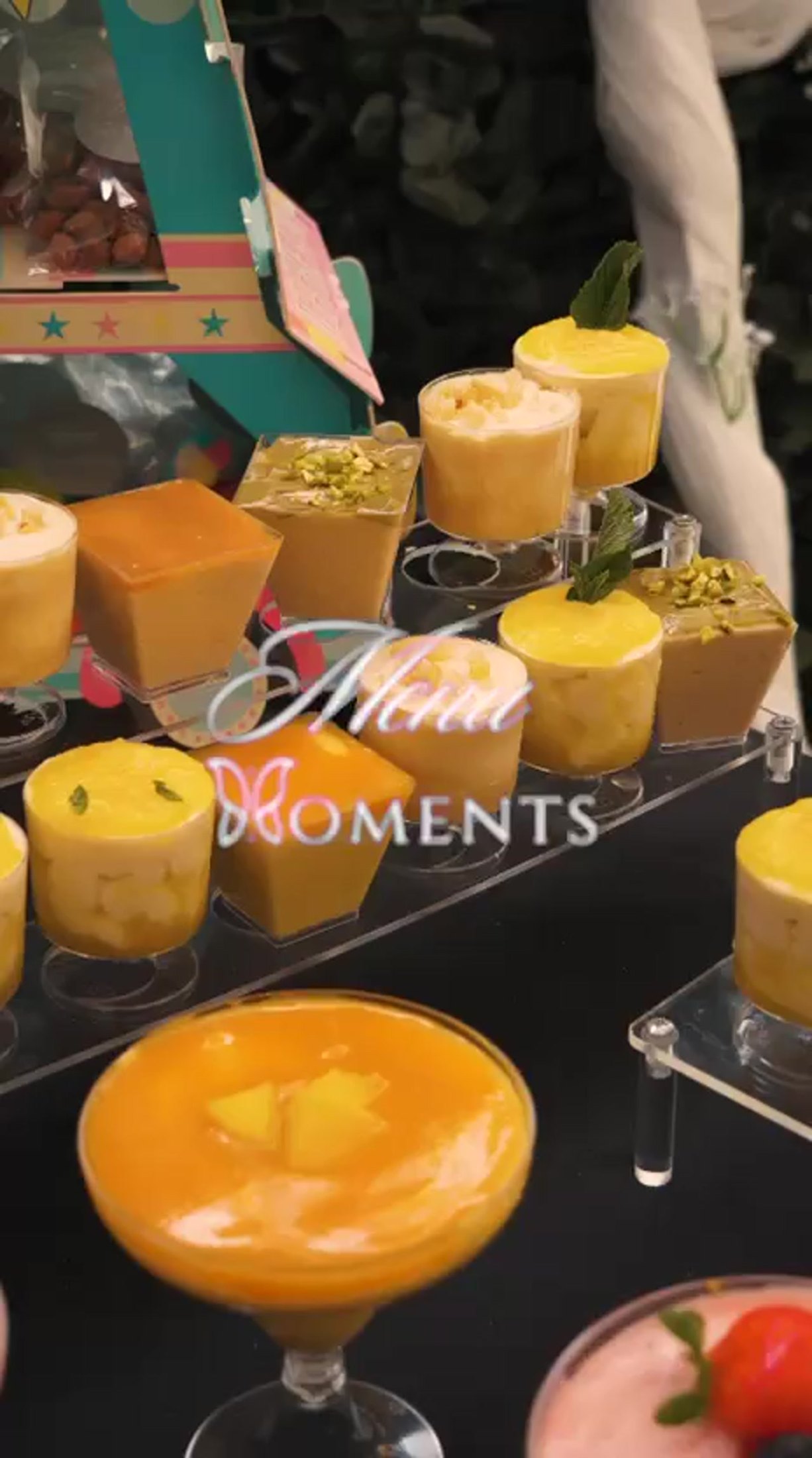 Copos de cocktail decorados num evento