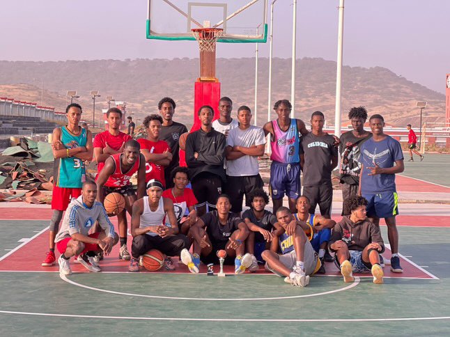 Grupo de jovens num campo de basquetebol